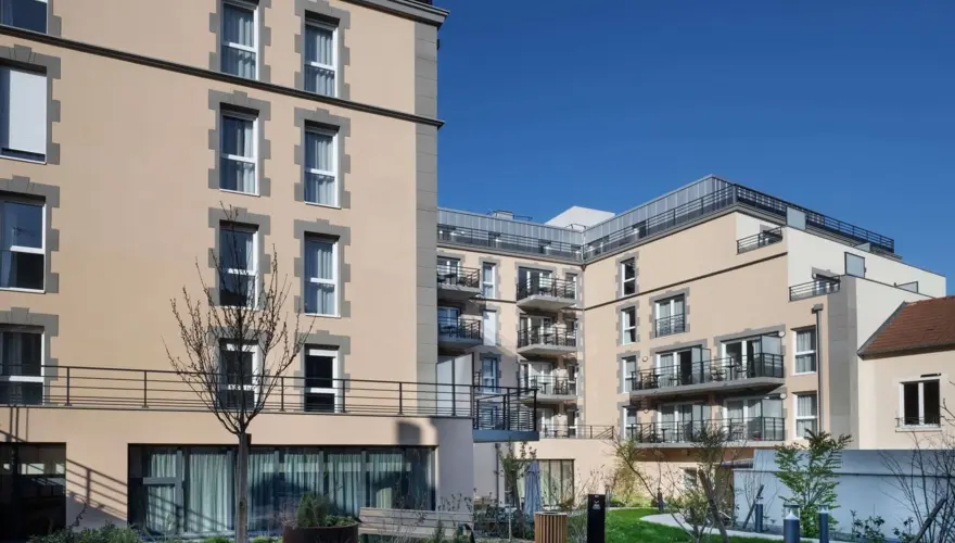 Jardin paysager de la résidence services seniors Les Belles Lettres à Herblay-sur-Seine - Domitys Les Belles Lettres Herblay-sur-Seine