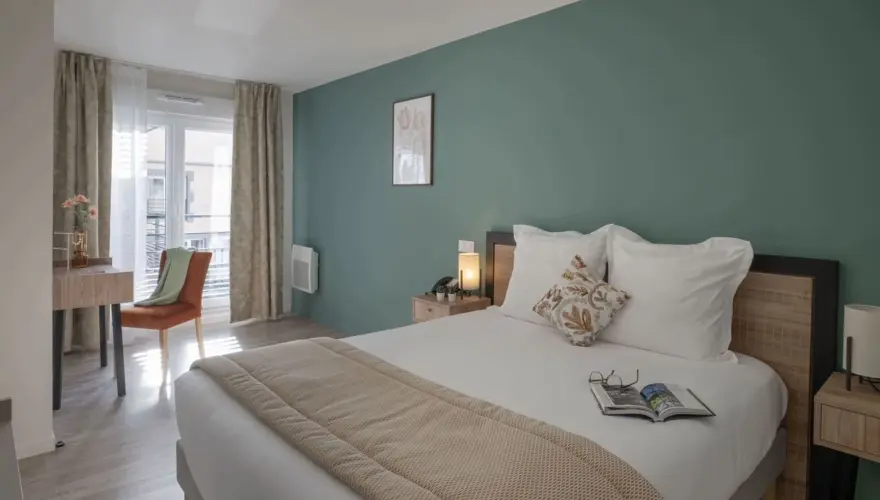 Chambre meublée aux tons orangés d'un logement de la résidence Les Belles Lettres - Domitys Les Belles Lettres Herblay-sur-Seine
