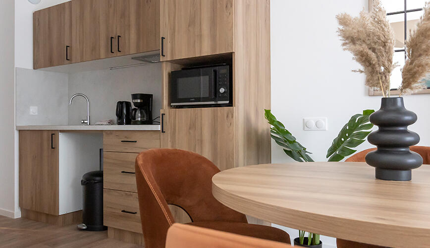 Table à manger d'un logement de la résidence services seniors à Brest - Residence Brest Centre