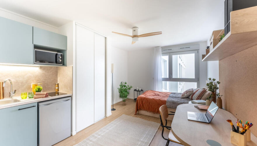 Canvas Bordeaux East in Lormont - Silver Studio - Kitchenette équipée ouverte sur la pièce de vie