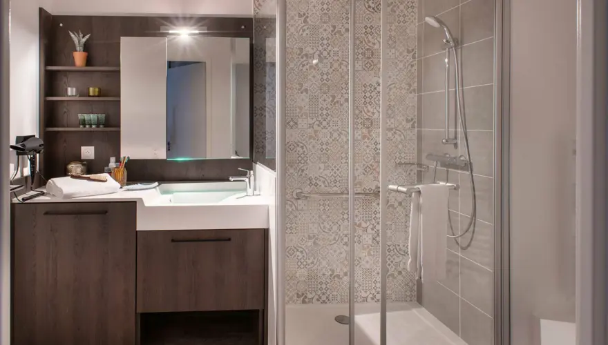 Salle de bain adaptée avec douche à l'italienne en résidence senior Domitys - Domitys Casandra Villepinte