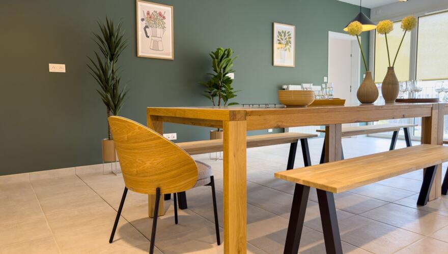 Grande table dans la cuisine partagée de l'Habitation ALLURE sur l'île de Nantes - ALLURE