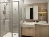 Salle de bain adaptée avec douche à l'italienne en résidence senior Domitys - Domitys Villa Caron Athis-Mons