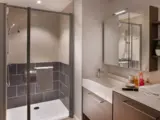 Salle de bain adaptée avec douche à l'italienne, résidence senior Galilée - Domitys Galilée Cergy