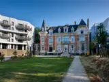 Jardin paysager de la résidence senior Domitys Le Parc des Aubiers à Poissy - Domitys Le Parc des Aubiers Poissy