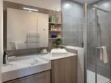 Salle de bain adaptée avec douche à l'italienne, résidence senior Les Belles Lettres - Domitys Les Belles Lettres Herblay-sur-Seine