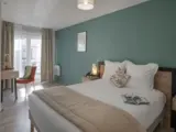 Chambre meublée aux tons orangés d'un logement de la résidence Les Belles Lettres - Domitys Les Belles Lettres Herblay-sur-Seine