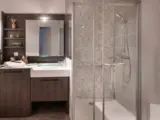 Salle de bain adaptée avec douche à l'italienne en résidence senior Domitys - Domitys Casandra Villepinte
